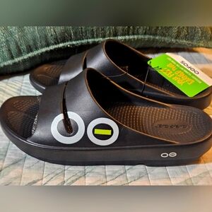 Oofos Unisex Ooahh Slides, Black, men size 9 / Women size 11